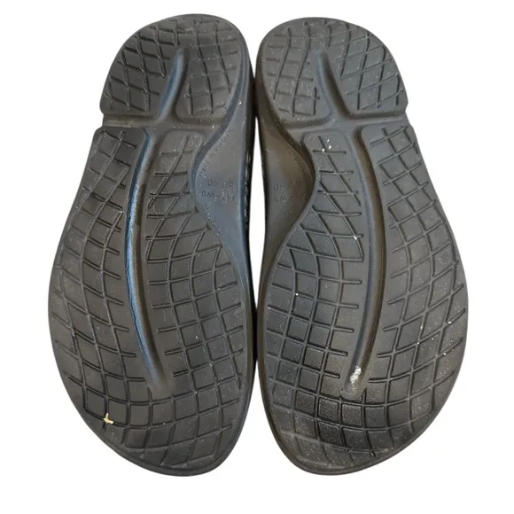 OOFOS OOahh Slip on Recovery Slides- W9 M7