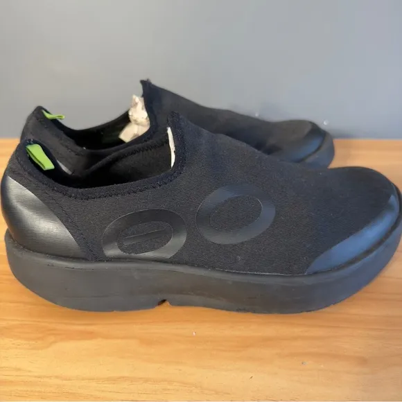 OOFOS OOmg eeZee Men's Sz 9 black slip on sneakers low top