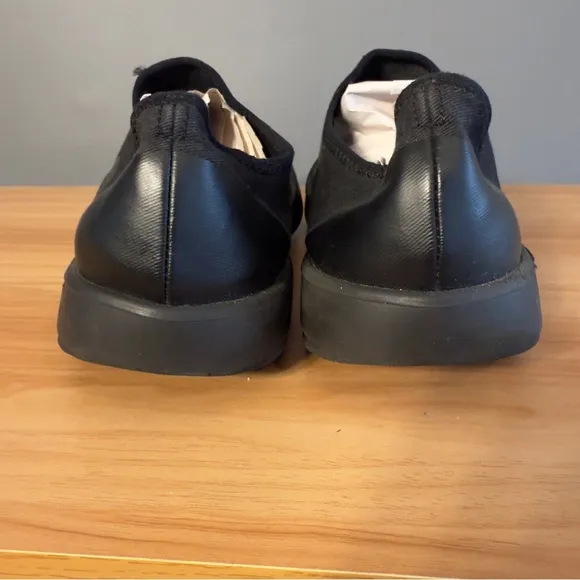OOFOS OOmg eeZee Men's Sz 9 black slip on sneakers low top