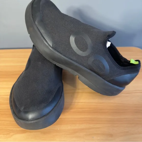 OOFOS OOmg eeZee Men's Sz 9 black slip on sneakers low top