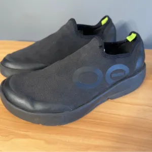 OOFOS OOmg eeZee Men's Sz 9 black slip on sneakers low top