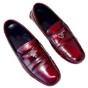 PRADA DRIVER LOAFERS IN BURGUNDY LEATHER