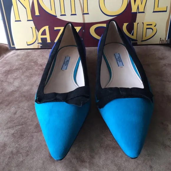 PRADA NIB RARE AUTHENTIC BLUE COLOR BLOCK DESIGN SUEDE FLATS.