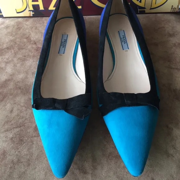 PRADA NIB RARE AUTHENTIC BLUE COLOR BLOCK DESIGN SUEDE FLATS.