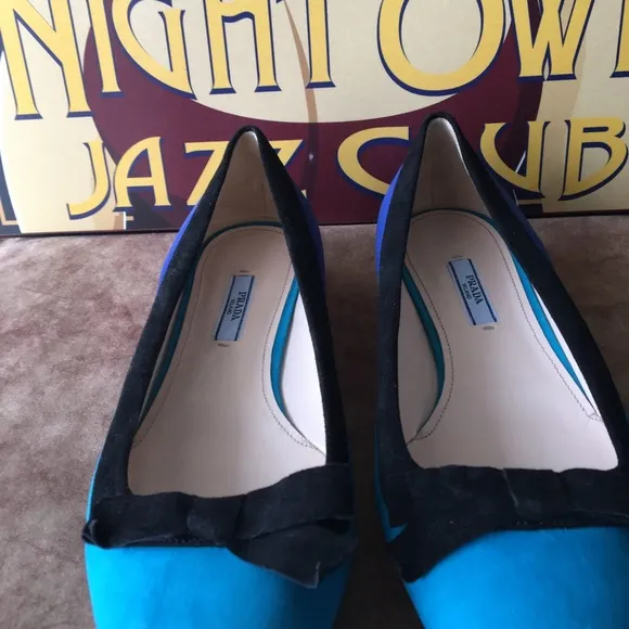 PRADA NIB RARE AUTHENTIC BLUE COLOR BLOCK DESIGN SUEDE FLATS.