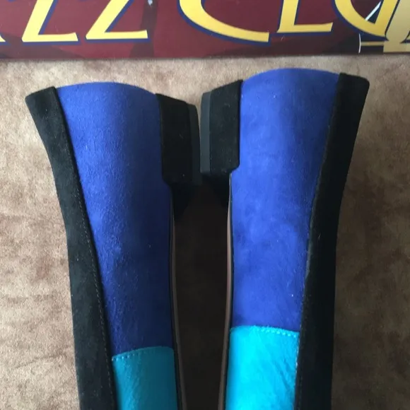 PRADA NIB RARE AUTHENTIC BLUE COLOR BLOCK DESIGN SUEDE FLATS.