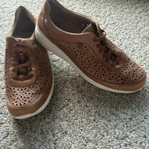 Preloved Earth Women’s Sneakers Size 12 Sand Tan Leather No Laces Slip-On Shoe
