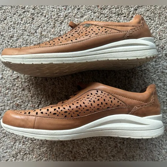 Preloved Earth Women’s Sneakers Size 12 Sand Tan Leather No Laces Slip-On Shoe