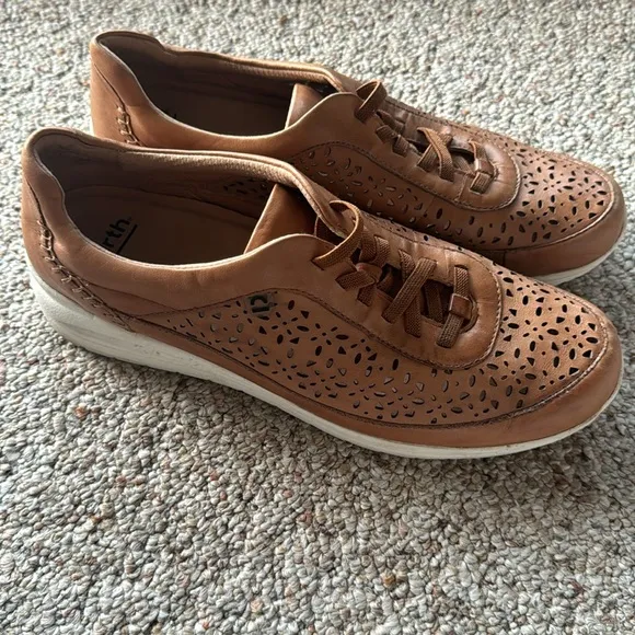 Preloved Earth Women’s Sneakers Size 12 Sand Tan Leather No Laces Slip-On Shoe