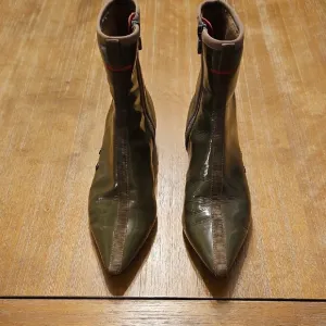 RARE NIKE G SERIES GREEN PATENT LEATHER ANKLE BOOTS  WATERPROOF