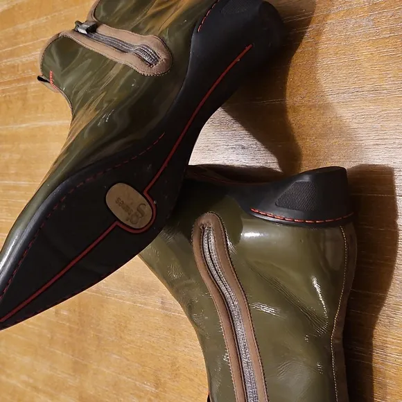 RARE NIKE G SERIES GREEN PATENT LEATHER ANKLE BOOTS  WATERPROOF