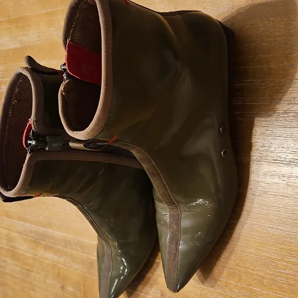 RARE NIKE G SERIES GREEN PATENT LEATHER ANKLE BOOTS  WATERPROOF
