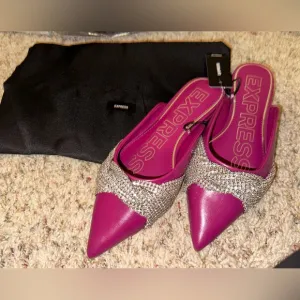 Rhinestone Twist Upper Pointed toe Flats 💗✨ size 7