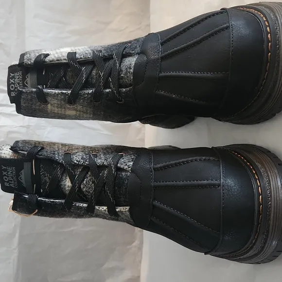 Roxy Alpine Collection &quot;Hail Ya&quot; Lace Up Waterproof Plaid Boots Size 11 NWT