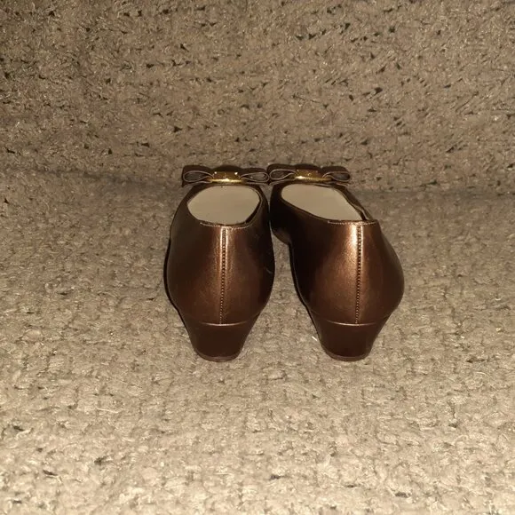 SALVATORE FERRAGAMO-Varina Bow-Bronze Leather Loafers-Sz 8AA-Excellent