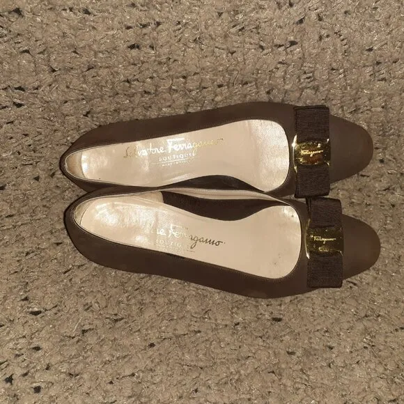 SALVATORE FERRAGAMO-Varina Bow-Brown Nubuck Loafers-Sz 5B-Excellent