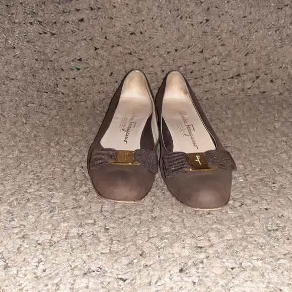 SALVATORE FERRAGAMO-Varina Bow-Brown Nubuck Loafers-Sz 5B-Excellent