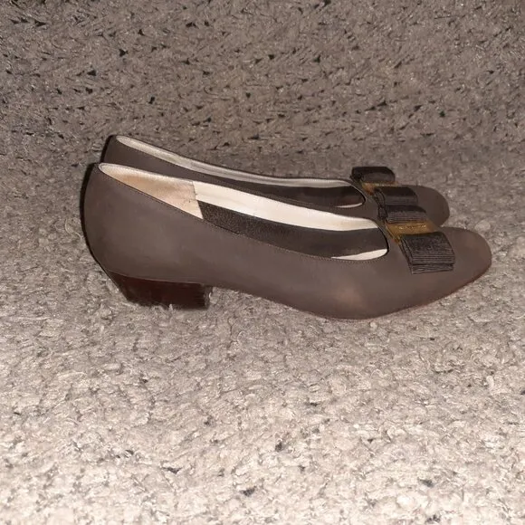 SALVATORE FERRAGAMO-Varina Bow-Brown Nubuck Loafers-Sz 5B-Excellent