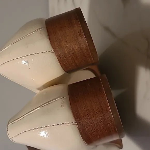 Salvatore Ferragamo Wmns 9B Cream Patent Leather Loafers Gold Horsebit Luxury