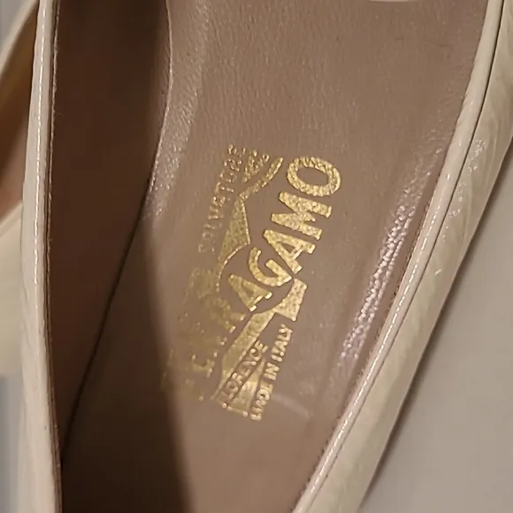 Salvatore Ferragamo Wmns 9B Cream Patent Leather Loafers Gold Horsebit Luxury