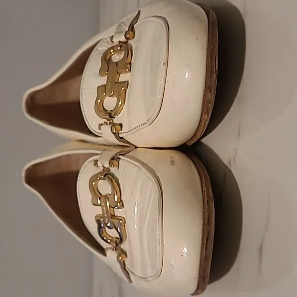 Salvatore Ferragamo Wmns 9B Cream Patent Leather Loafers Gold Horsebit Luxury