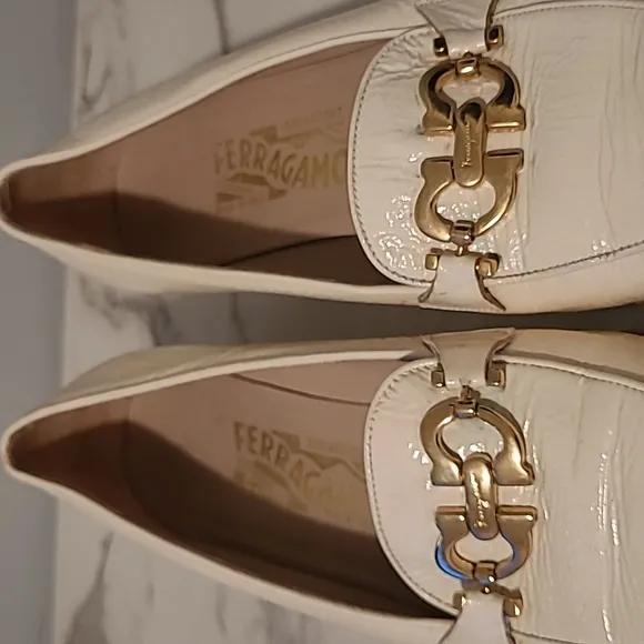 Salvatore Ferragamo Wmns 9B Cream Patent Leather Loafers Gold Horsebit Luxury