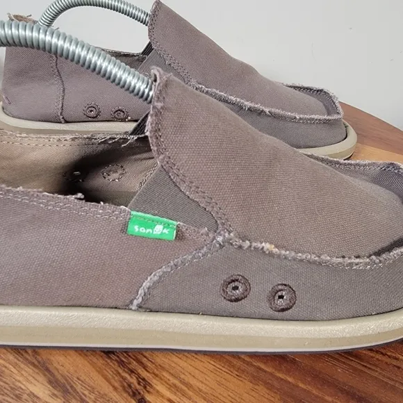 Sanuk Mens slip on shoes Vagabon Brown loafers raw edges Size 9