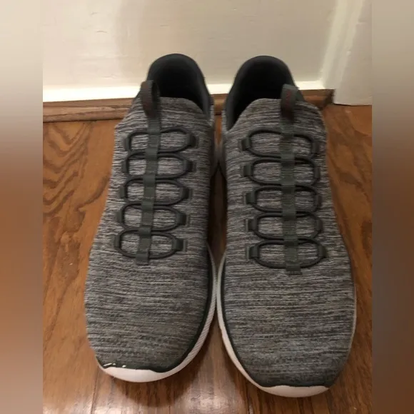 Skechers Men’s Gray Relaxed Fit Slip-On Sneakers Sz 11