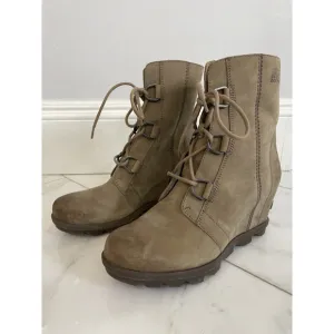 Sorel Joan Of Arctic Bootie Sz 11 Tan Leather Side Zip Hidden Wedge Waterproof