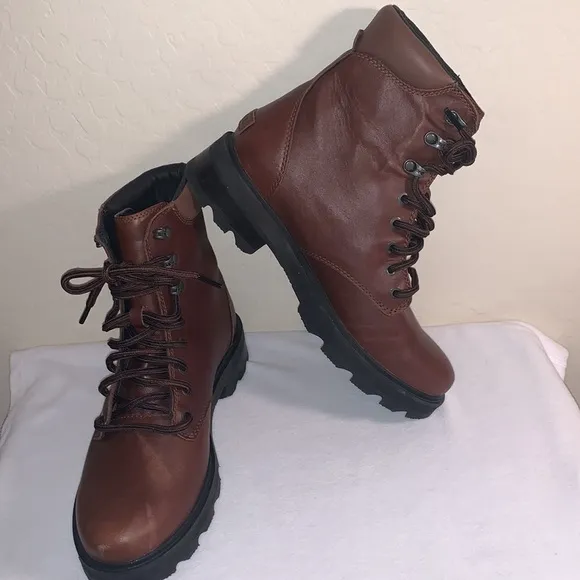 SOREL LENNOX LACE BRAND NEW SIZE 10.5 GORGEOUS LEATHER WATERPROOF BOOTS