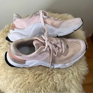 SOREL Pink Mesh Sneakers. Size 7-1/2. Excellent condition.