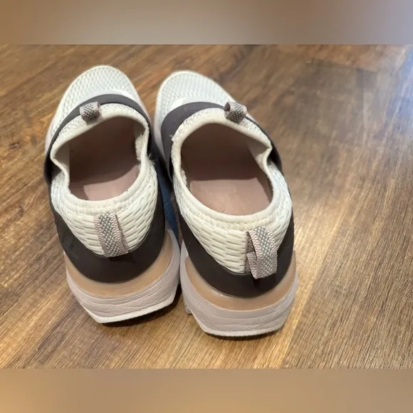 Sorel Stylish White and Gray Slip-On Sneakers size 9 women’s  sneaker slip on