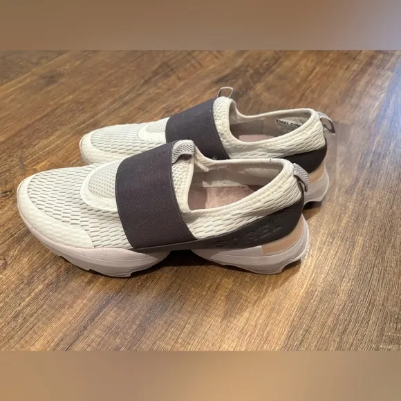 Sorel Stylish White and Gray Slip-On Sneakers size 9 women’s  sneaker slip on