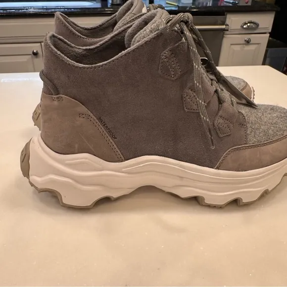 SOREL Women's Gray Kinetic Breakthru Caribou Sneaker Boot Size US 10  EU 41 NEW