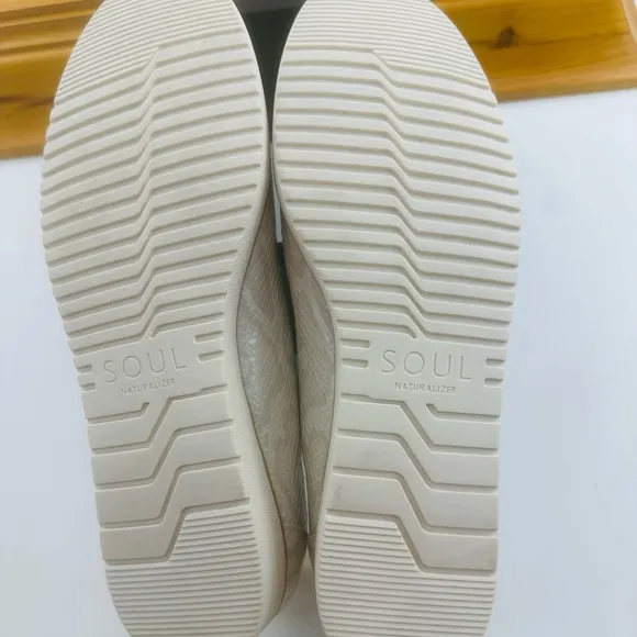 SOUL Naturalizer Cream and Tan Flats with Scalloped Edge and Textured Pattern