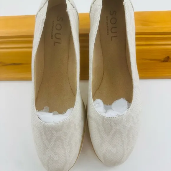 SOUL Naturalizer Cream and Tan Flats with Scalloped Edge and Textured Pattern