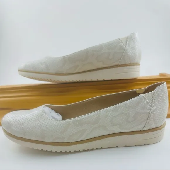 SOUL Naturalizer Cream and Tan Flats with Scalloped Edge and Textured Pattern