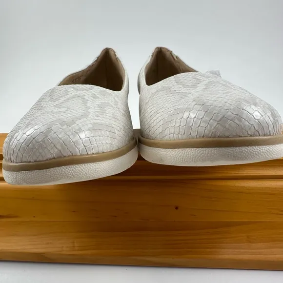 SOUL Naturalizer Cream and Tan Flats with Scalloped Edge and Textured Pattern