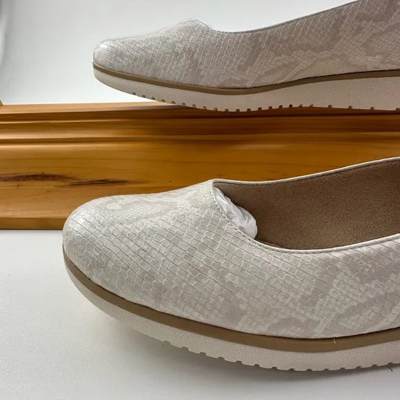 SOUL Naturalizer Cream and Tan Flats with Scalloped Edge and Textured Pattern
