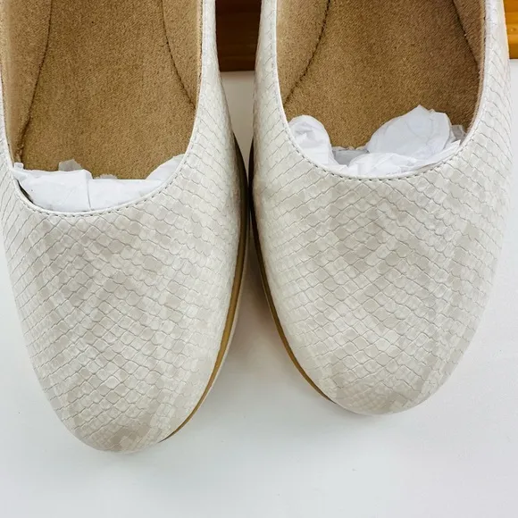 SOUL Naturalizer Cream and Tan Flats with Scalloped Edge and Textured Pattern