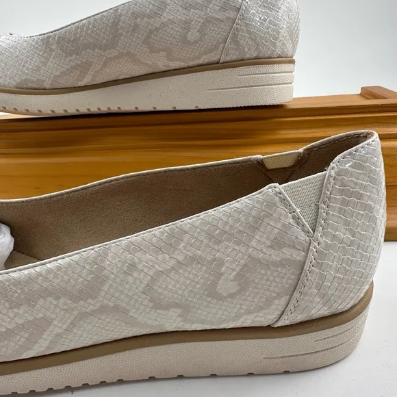 SOUL Naturalizer Cream and Tan Flats with Scalloped Edge and Textured Pattern