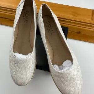 SOUL Naturalizer Cream and Tan Flats with Scalloped Edge and Textured Pattern
