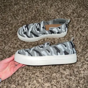 Steve Madden Camo Slip On Sneakers Size 8