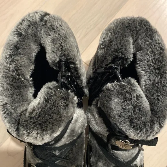 Stuart Weitzman girls Ariana faux fur snow boots