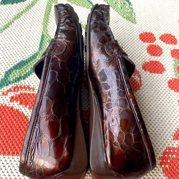 Stuart Weitzman Loafer w/ Buckle - Croc Embossed Patent Leather Brown |Size 10 M