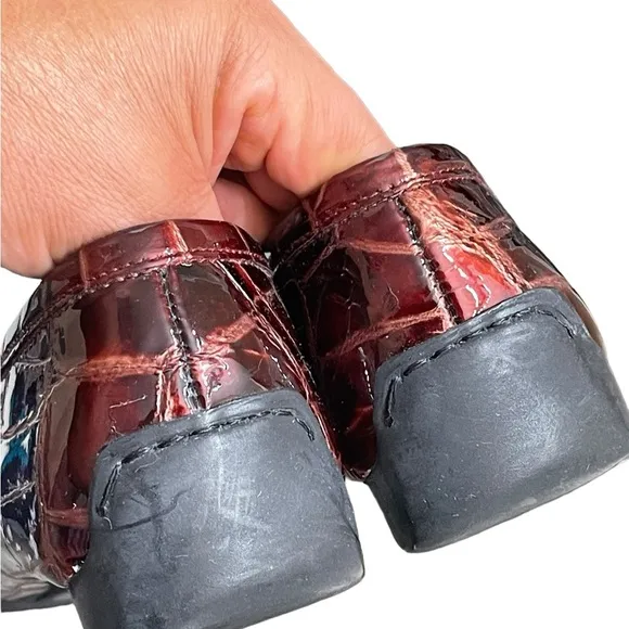 STUART WEITZMAN Maroon LeatherCrocodile Embossed Loafers with Buckle. Size 5.5M