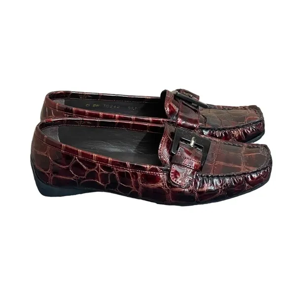 STUART WEITZMAN Maroon LeatherCrocodile Embossed Loafers with Buckle. Size 5.5M
