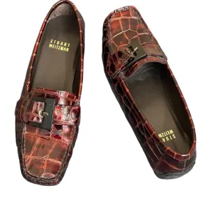STUART WEITZMAN Maroon LeatherCrocodile Embossed Loafers with Buckle. Size 5.5M