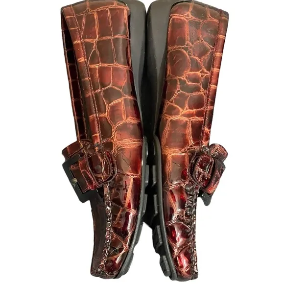 STUART WEITZMAN Maroon LeatherCrocodile Embossed Loafers with Buckle. Size 5.5M