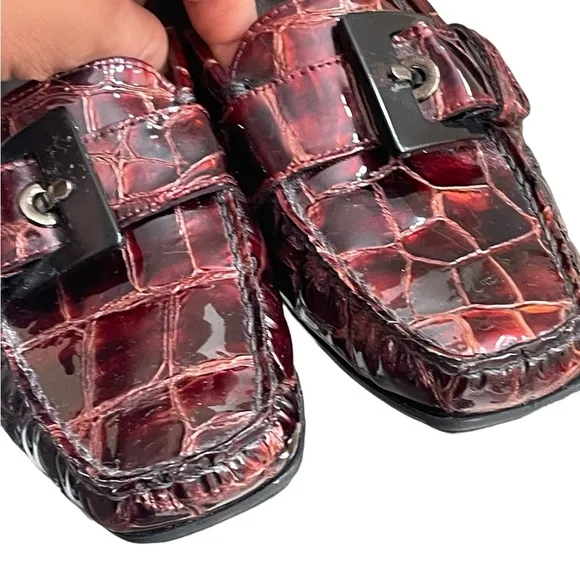 STUART WEITZMAN Maroon LeatherCrocodile Embossed Loafers with Buckle. Size 5.5M